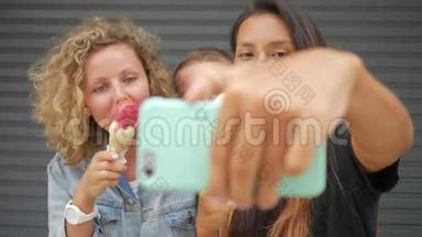 年轻的无忧无虑的朋友吃<strong>冰淇淋</strong>，四处闲逛，用<strong>手机</strong>拍照。 生活水平高清